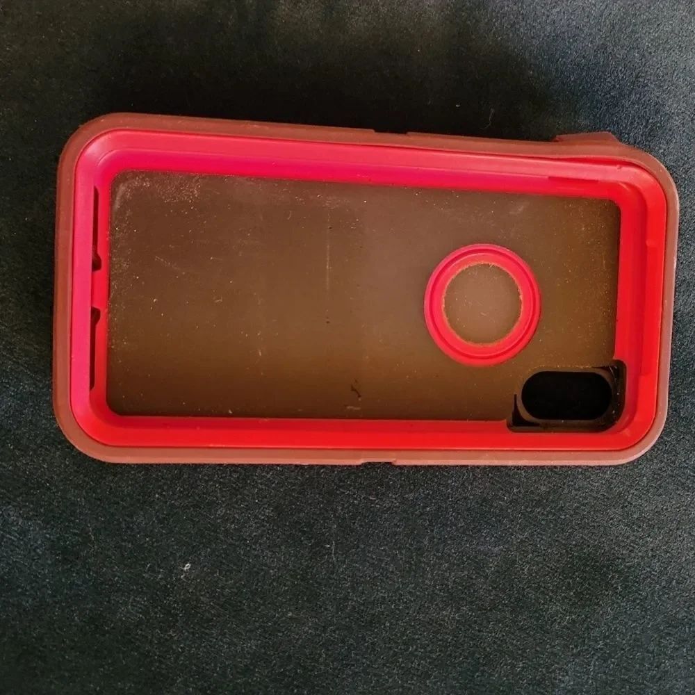 6x3.25.5ozHard thick plastic with those round stick things to hold your phone